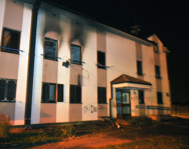 Пожар у Земуну, евакуисана и деца (ФОТО)